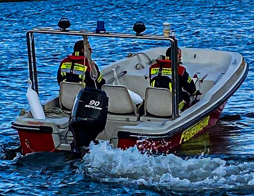 Rettungsboot der Feuerwehr Selent auf dem Wasser